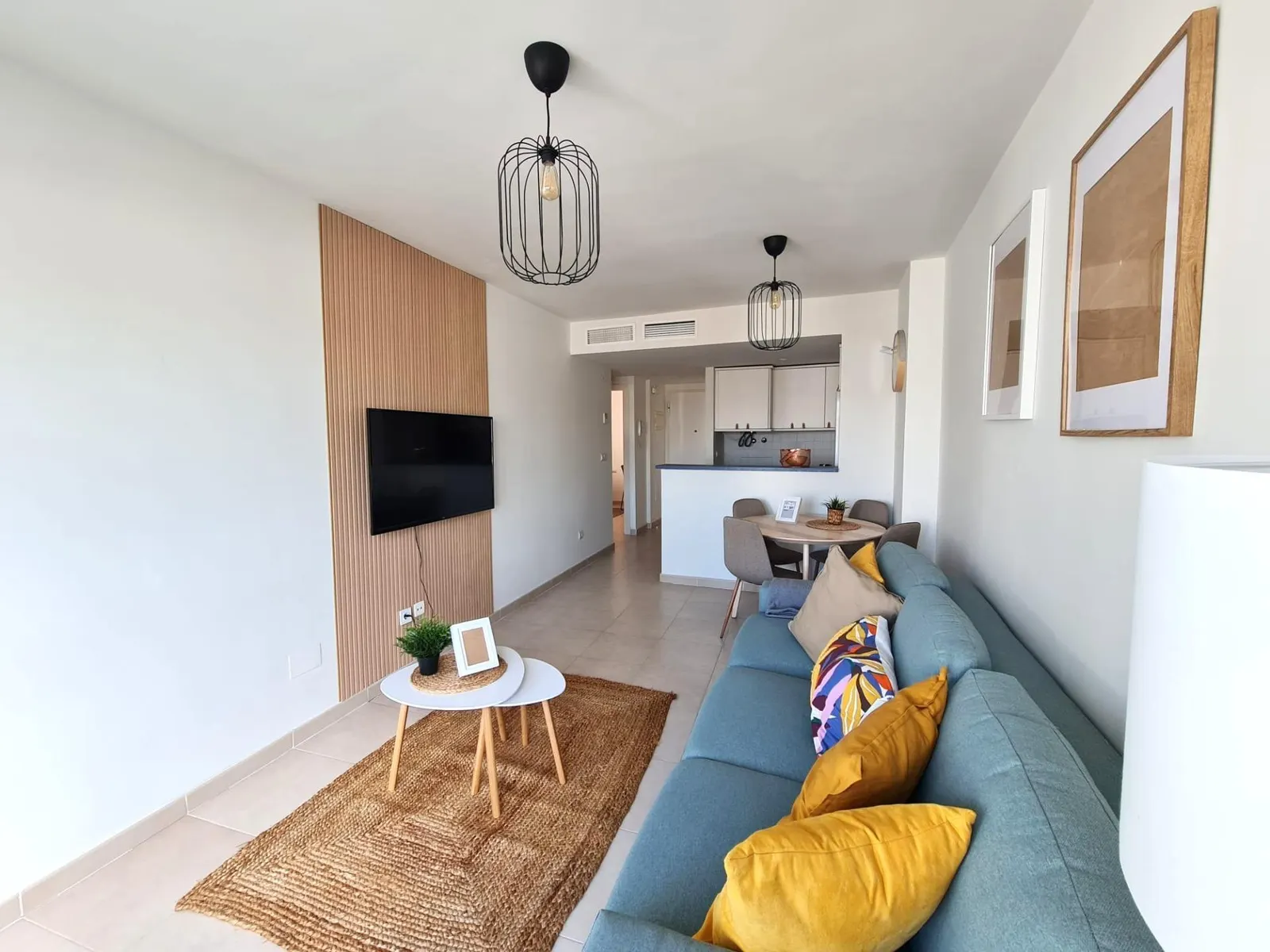 Residential apartment with a pool in Las Filipinas — 1