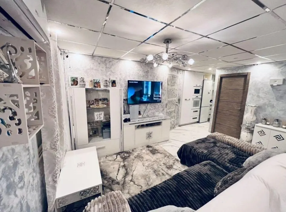 Fully renovated 2-bedroom apartment in Alicante — 1