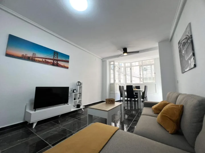 Spectacular 3-bedroom apartment with a SPACIOUS GARDEN in Torrevieja