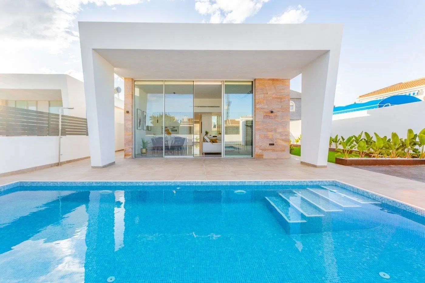 Charming detached villa with a pool and basement in Los Balcones, Torrevieja. — 1