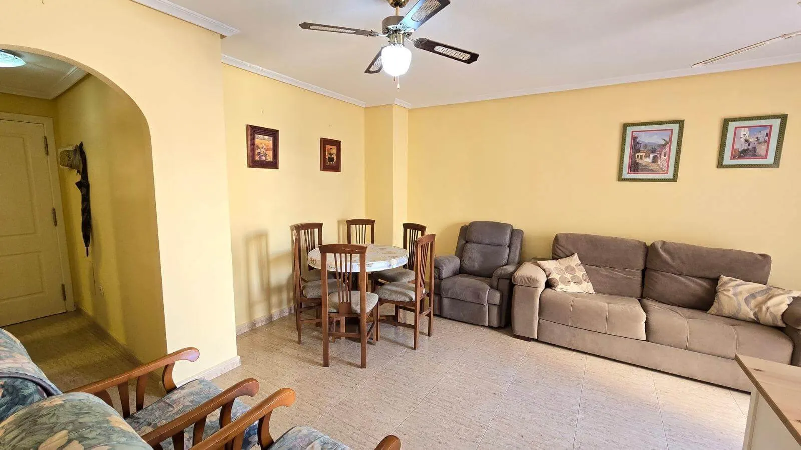 Bright 2-bedroom apartment in downtown Torrevieja — 1