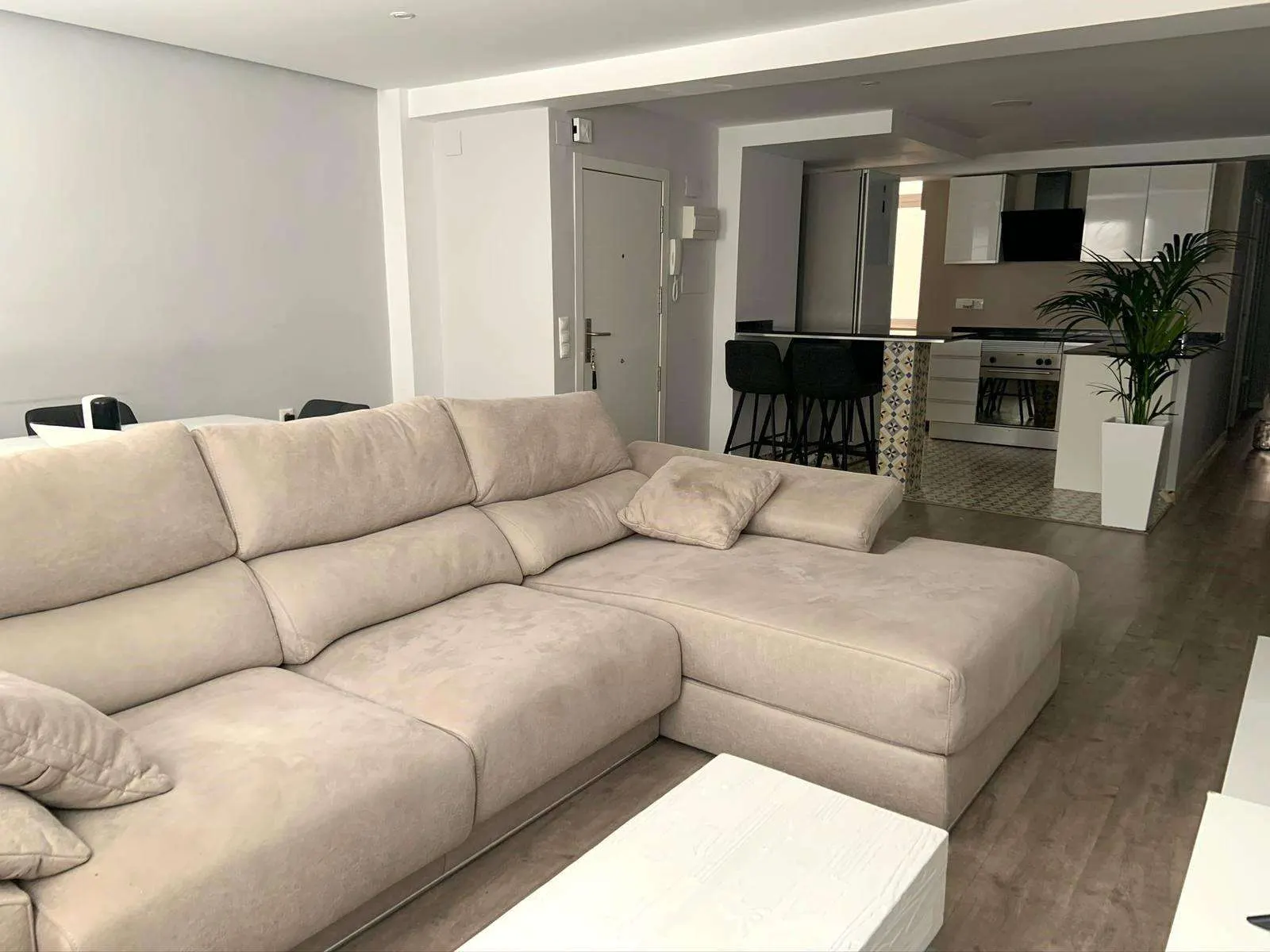 Renovated 3-bedroom apartment with optional parking space in Alicante — 1