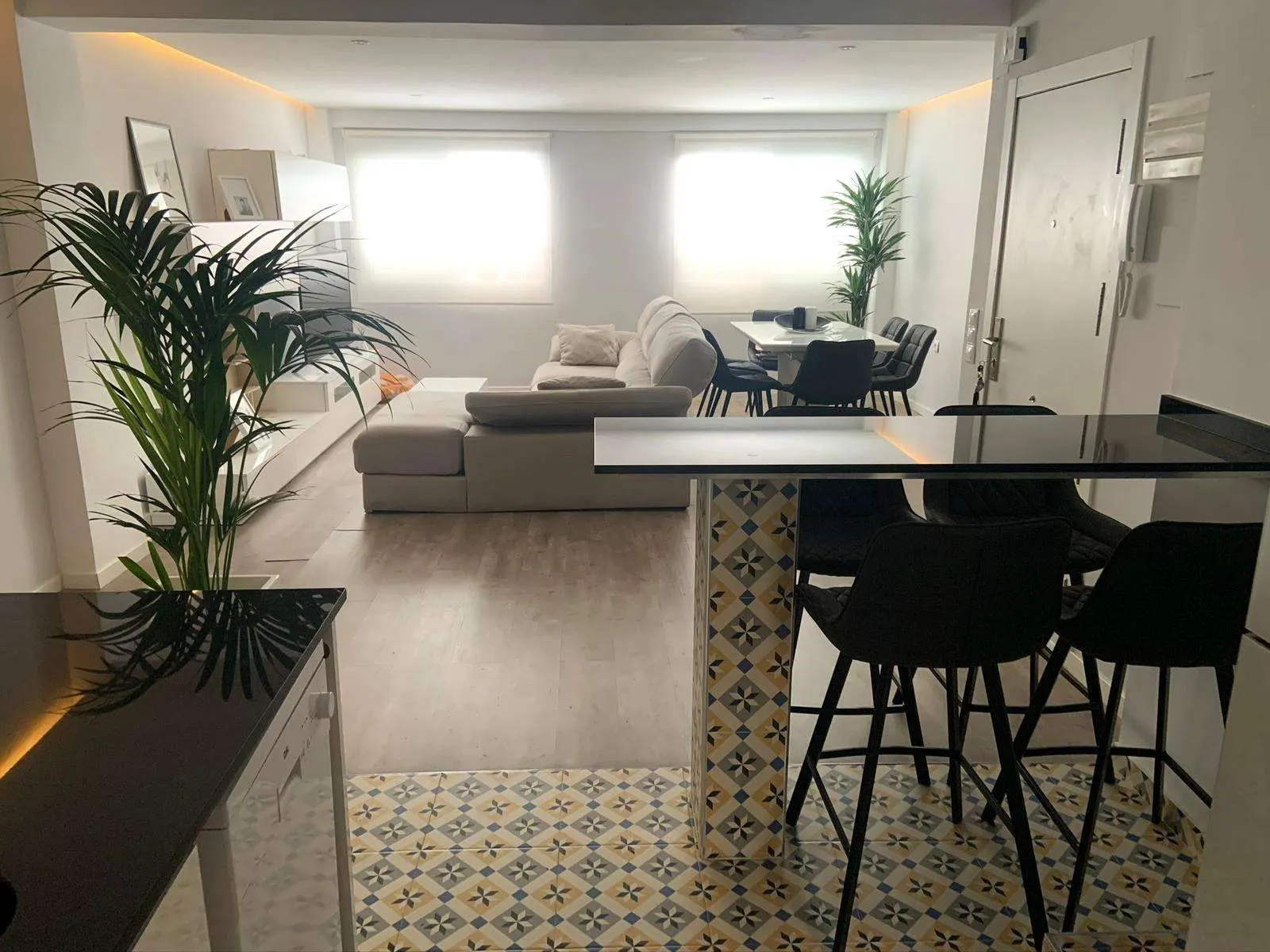 Renovated 3-bedroom apartment with optional parking space in Alicante — 3