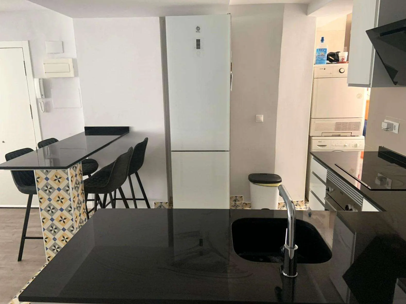 Renovated 3-bedroom apartment with optional parking space in Alicante — 4