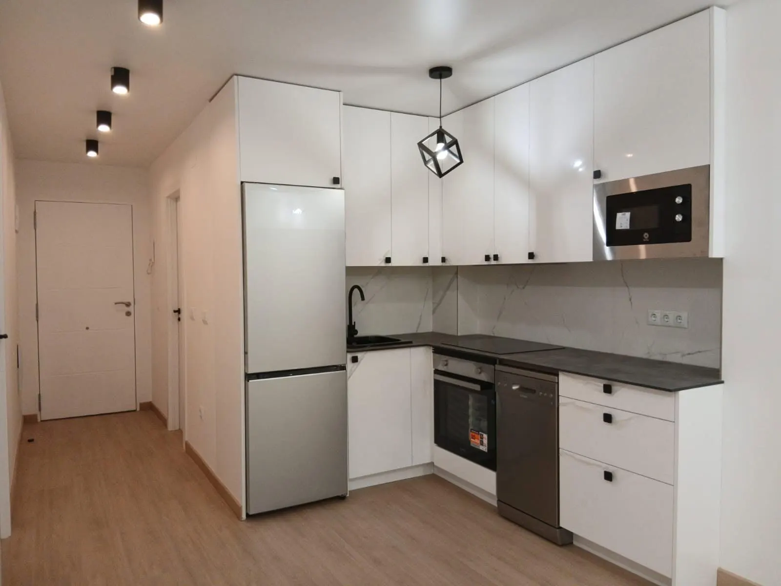 Renovated 1-bedroom apartment with a terrace in Torrevieja — 2