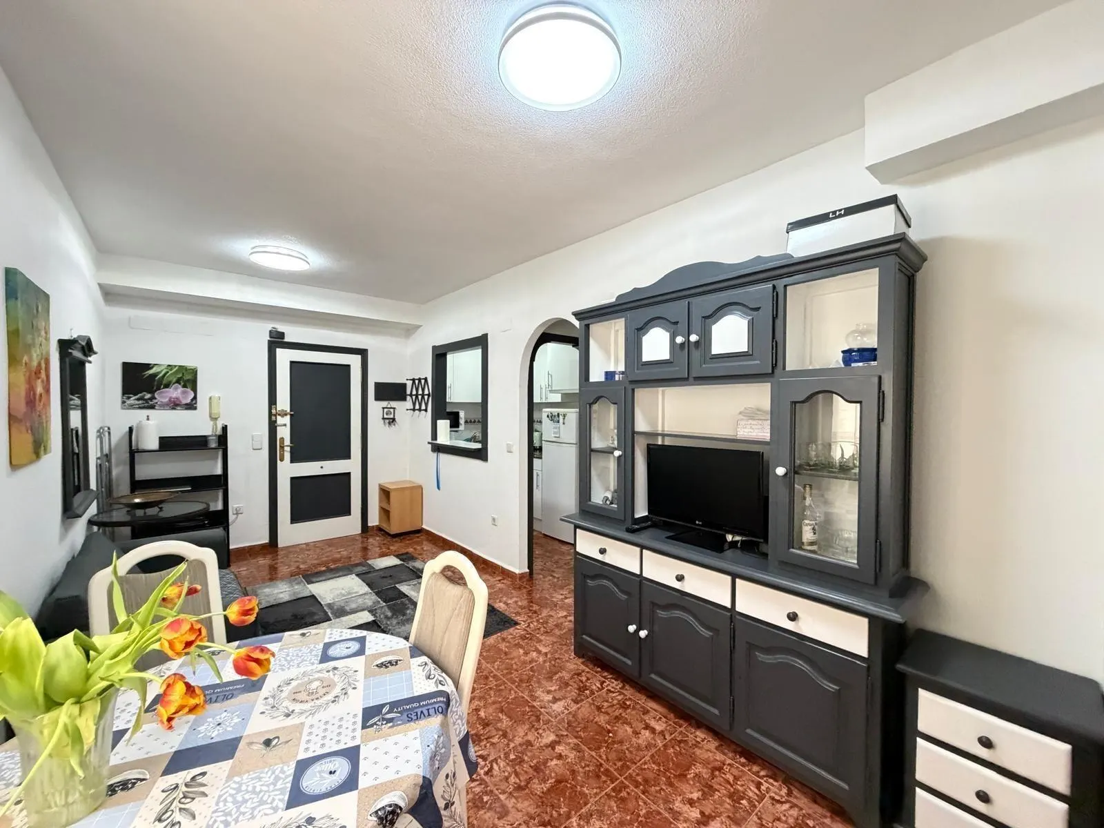 Cozy 1-bedroom apartment with a terrace in Torrevieja — 1