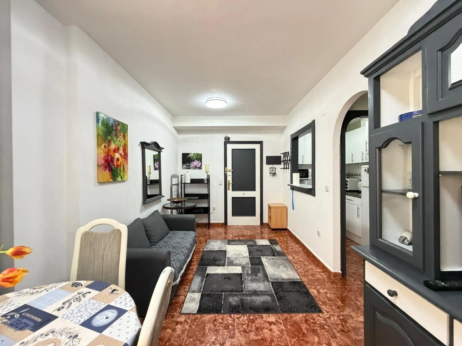 Cozy 1-bedroom apartment with a terrace in Torrevieja — 2