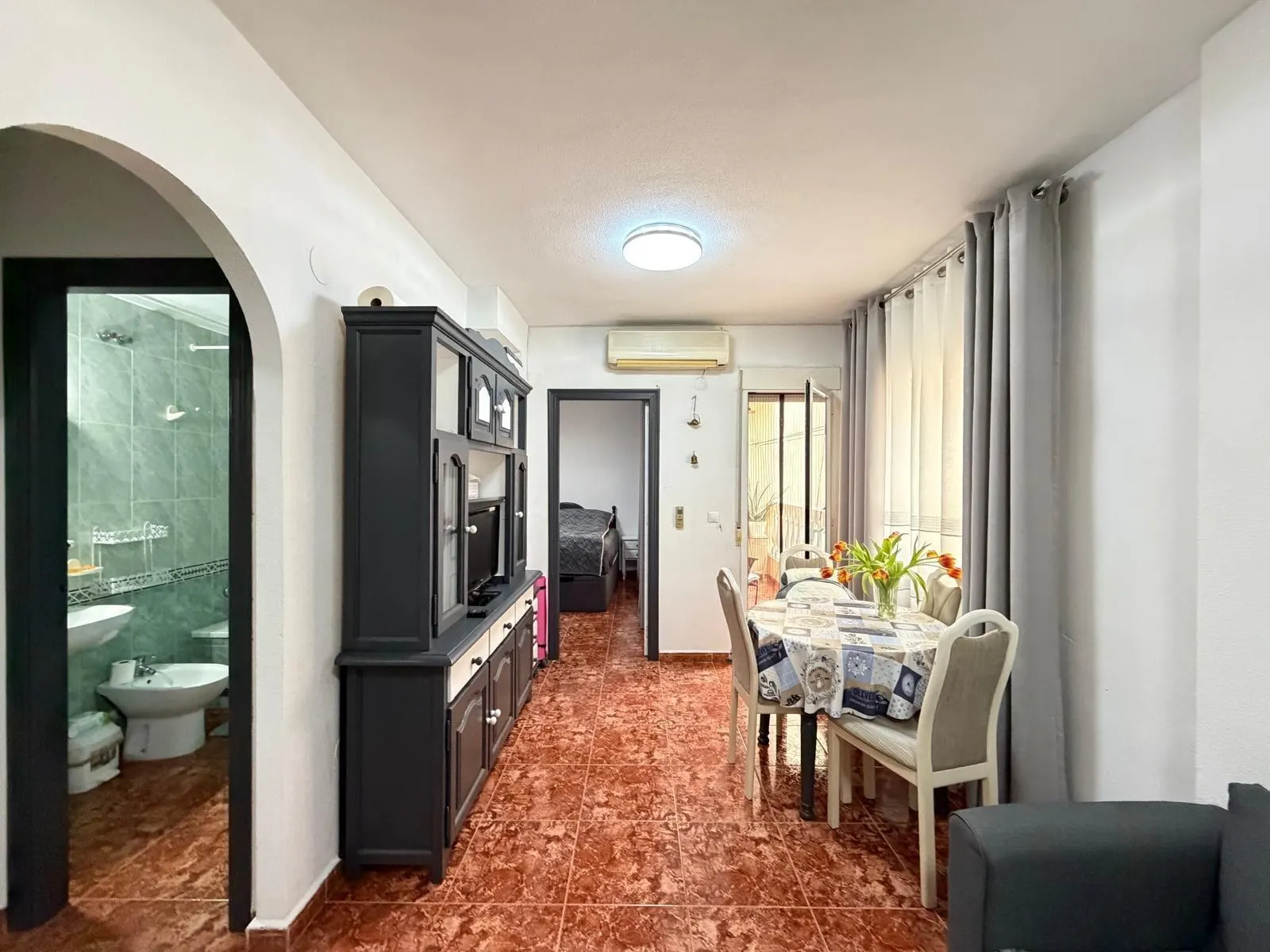 Cozy 1-bedroom apartment with a terrace in Torrevieja — 4