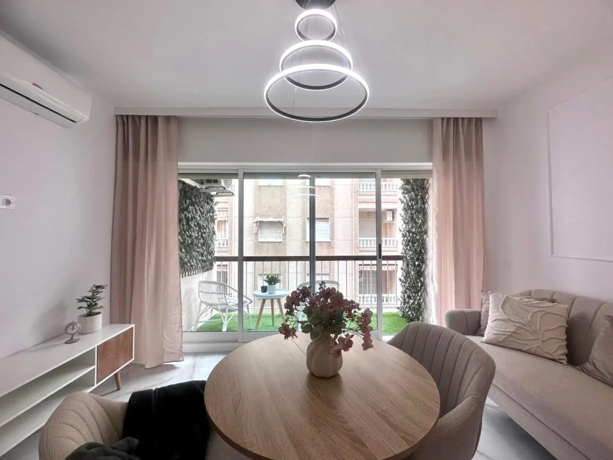 Renovated 1-bedroom apartment with a terrace and pool in Torrevieja — 5
