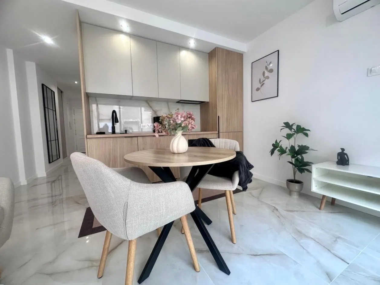 Renovated 1-bedroom apartment with a terrace and pool in Torrevieja — 4