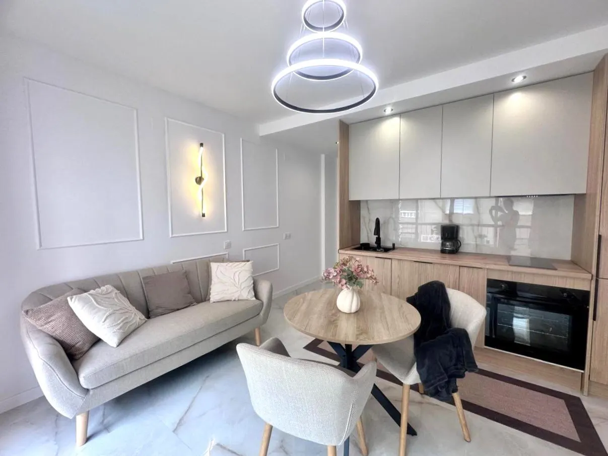 Renovated 1-bedroom apartment with a terrace and pool in Torrevieja — 2