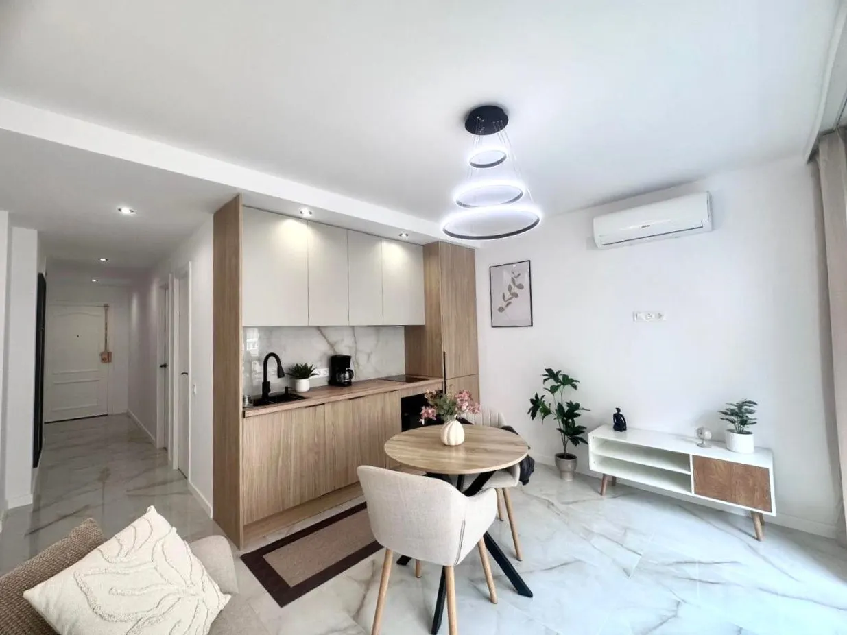 Renovated 1-bedroom apartment with a terrace and pool in Torrevieja — 3
