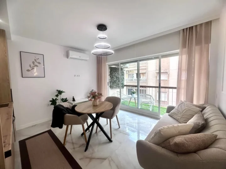 Renovated 1-bedroom apartment with a terrace and pool in Torrevieja