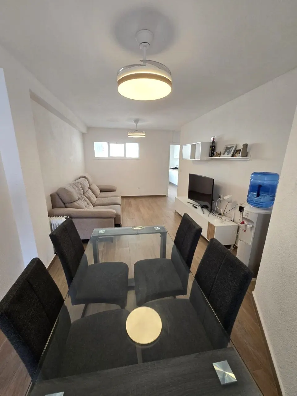 Beachfront 2-bedroom apartment with a terrace and ocean views in Torrevieja — 5