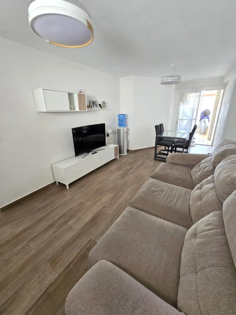 Beachfront 2-bedroom apartment with a terrace and ocean views in Torrevieja — 3