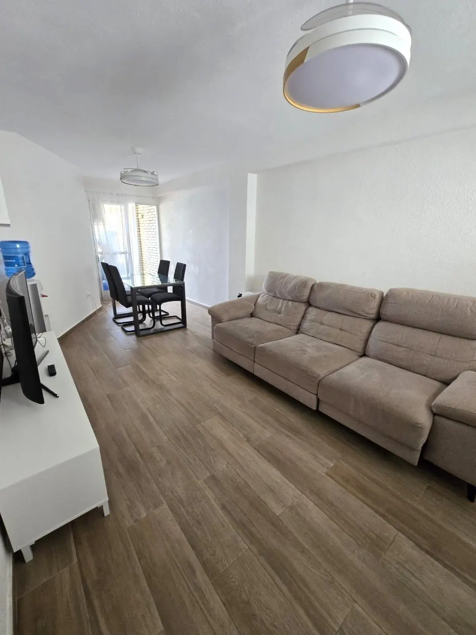 Beachfront 2-bedroom apartment with a terrace and ocean views in Torrevieja — 1
