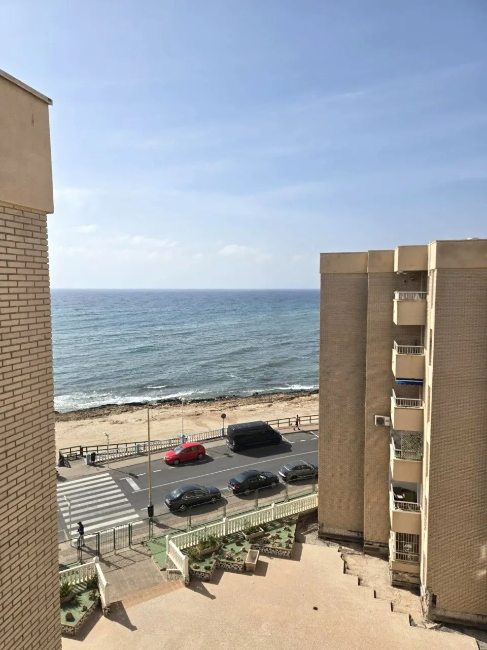 Beachfront 2-bedroom apartment with a terrace and ocean views in Torrevieja — 2