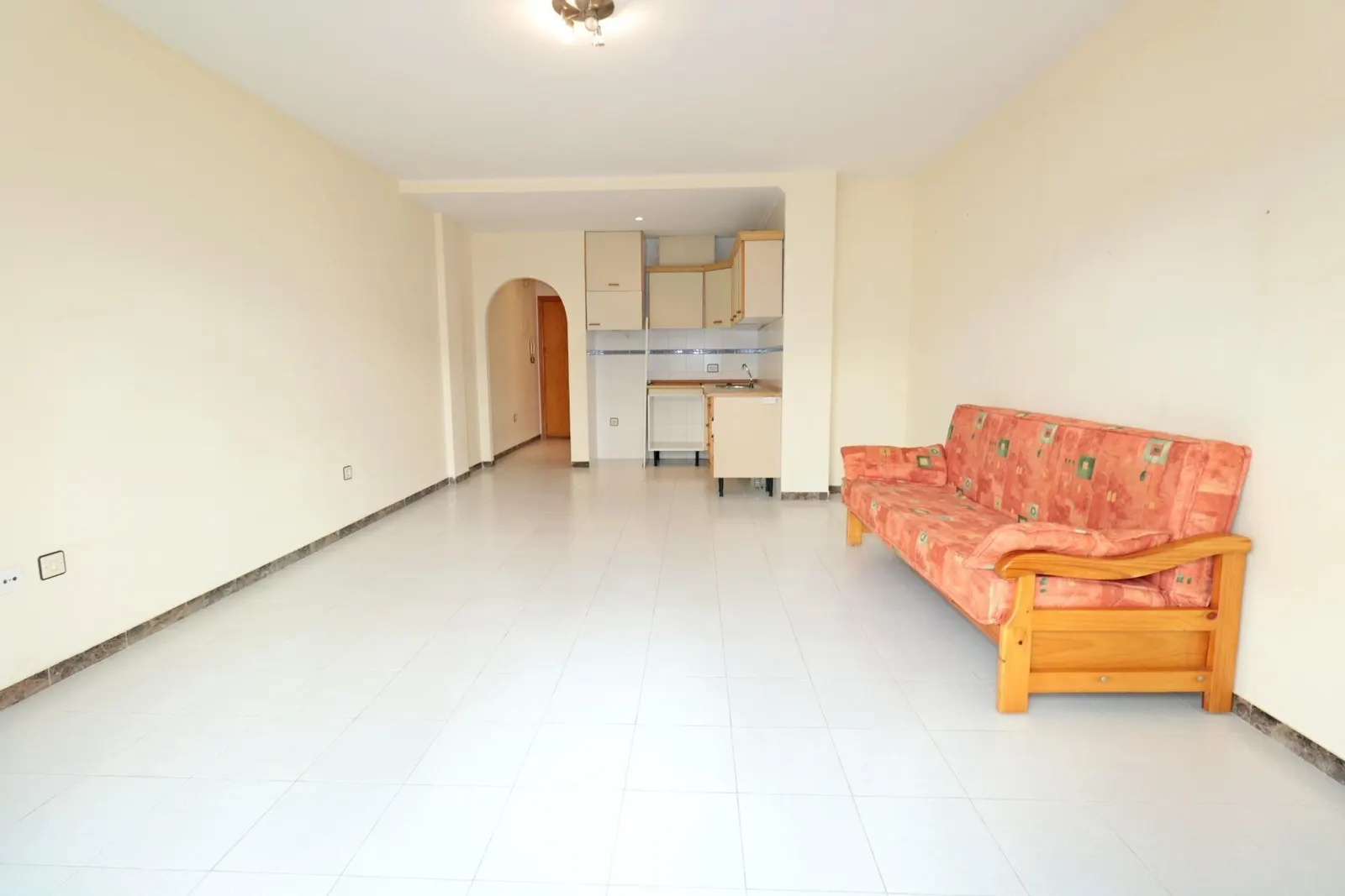 Studio apartment in Torrevieja (Playa de los Locos) — 2