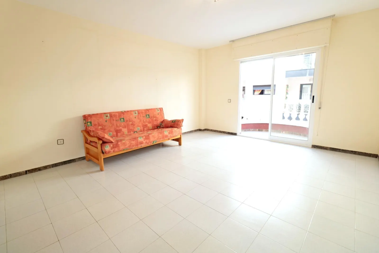 Studio apartment in Torrevieja (Playa de los Locos) — 4