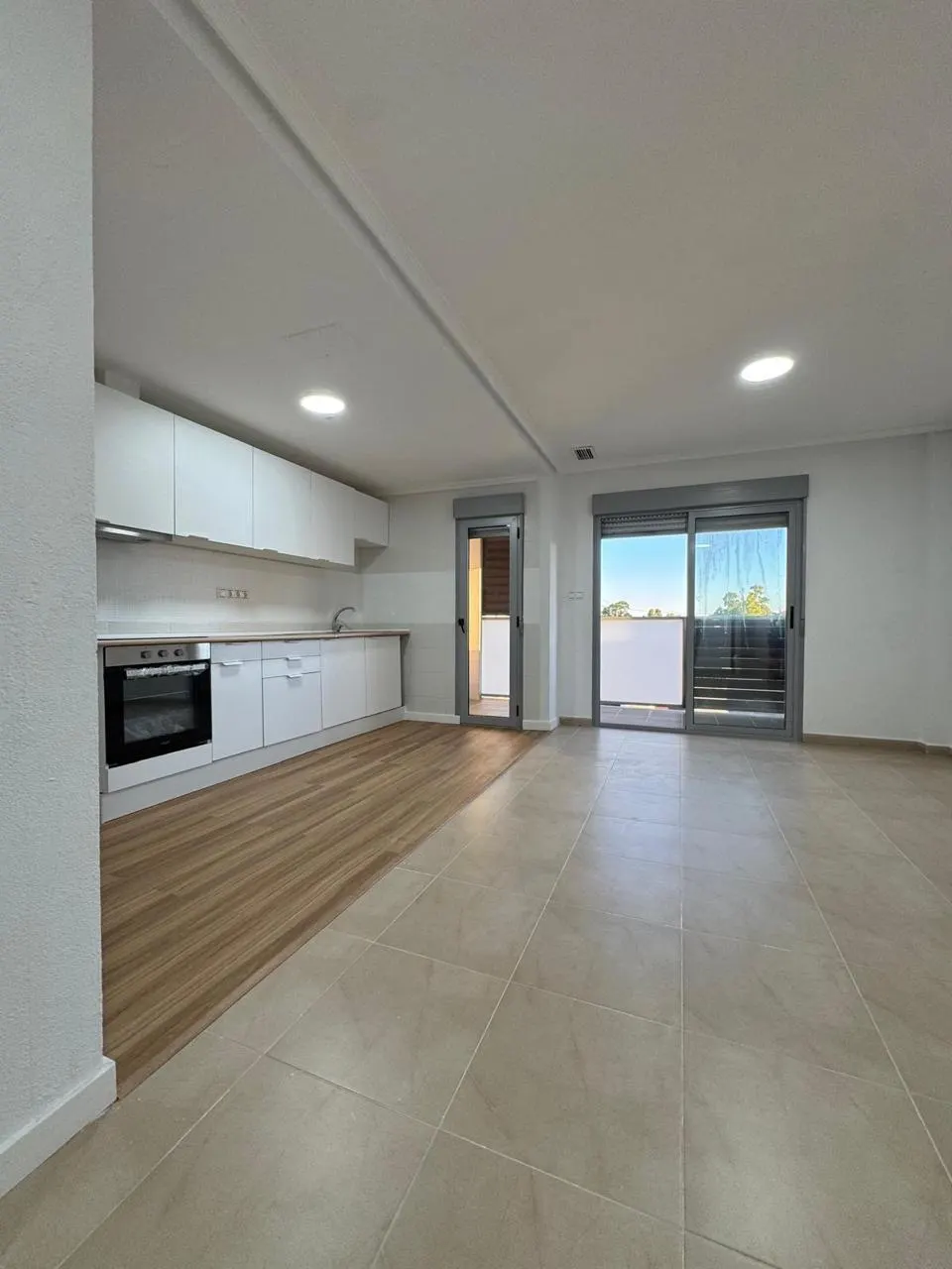 Newly renovated 3-bedroom apartment with a terrace in Torrevieja — 1