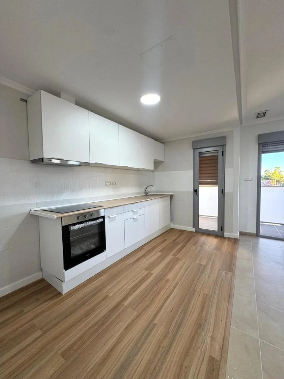 Newly renovated 3-bedroom apartment with a terrace in Torrevieja — 2