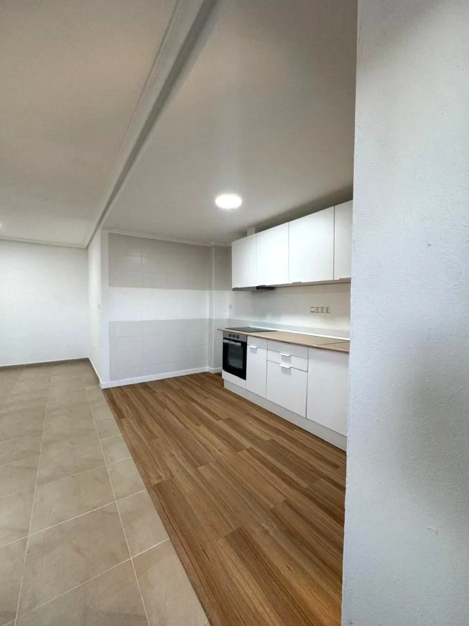 Newly renovated 3-bedroom apartment with a terrace in Torrevieja — 3