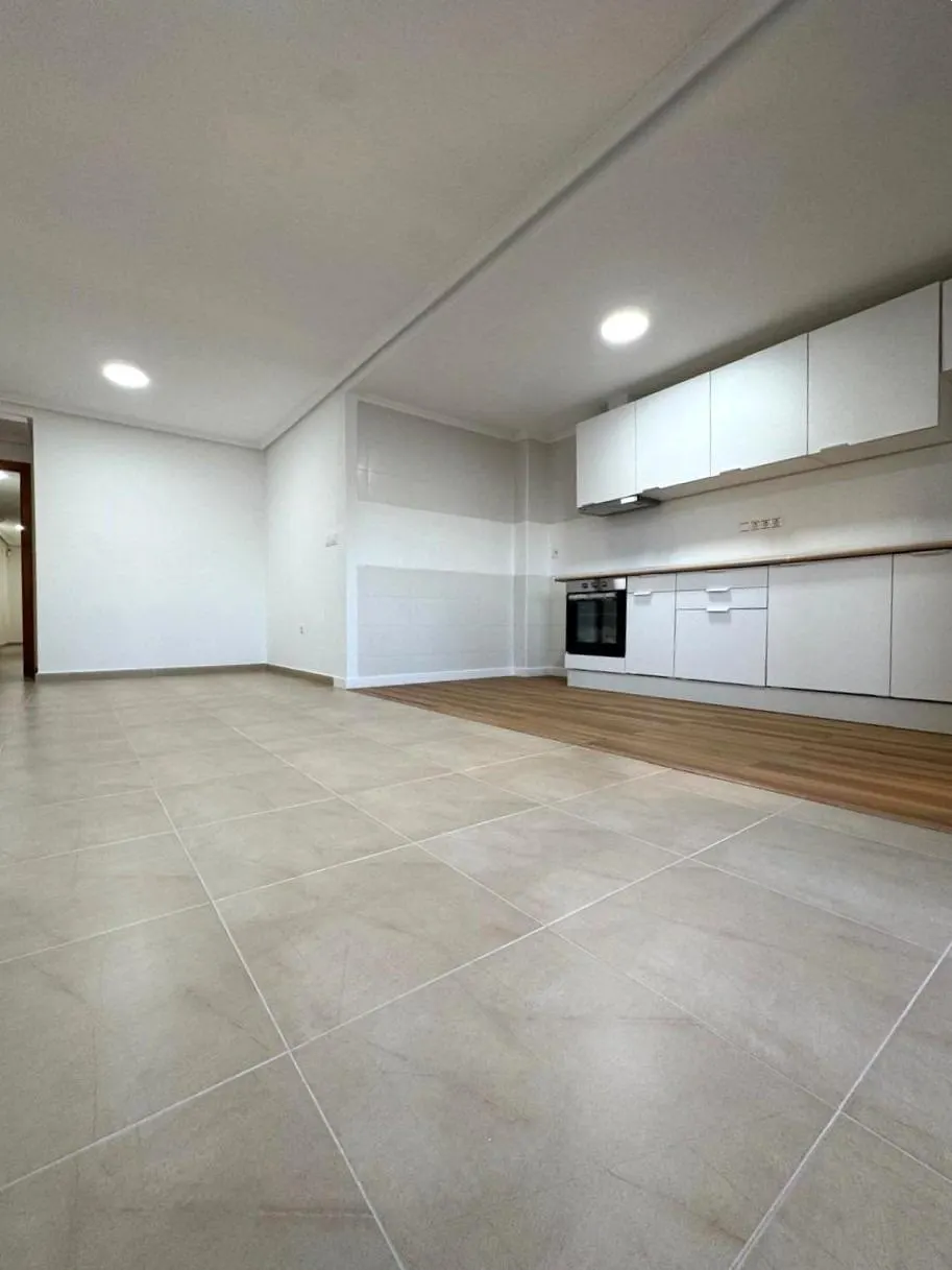 Newly renovated 3-bedroom apartment with a terrace in Torrevieja — 4