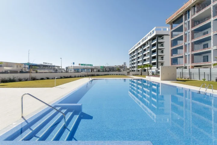 NEW BUILD GATED URBANIZATION IN TORREVIEJA ONLY 700M FROM THE BEACH