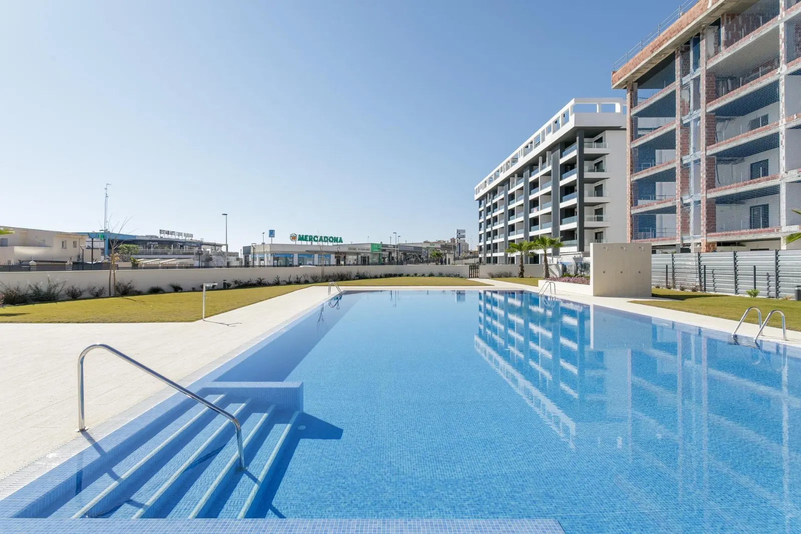NEW BUILD GATED URBANIZATION IN TORREVIEJA ONLY 700M FROM THE BEACH — 1