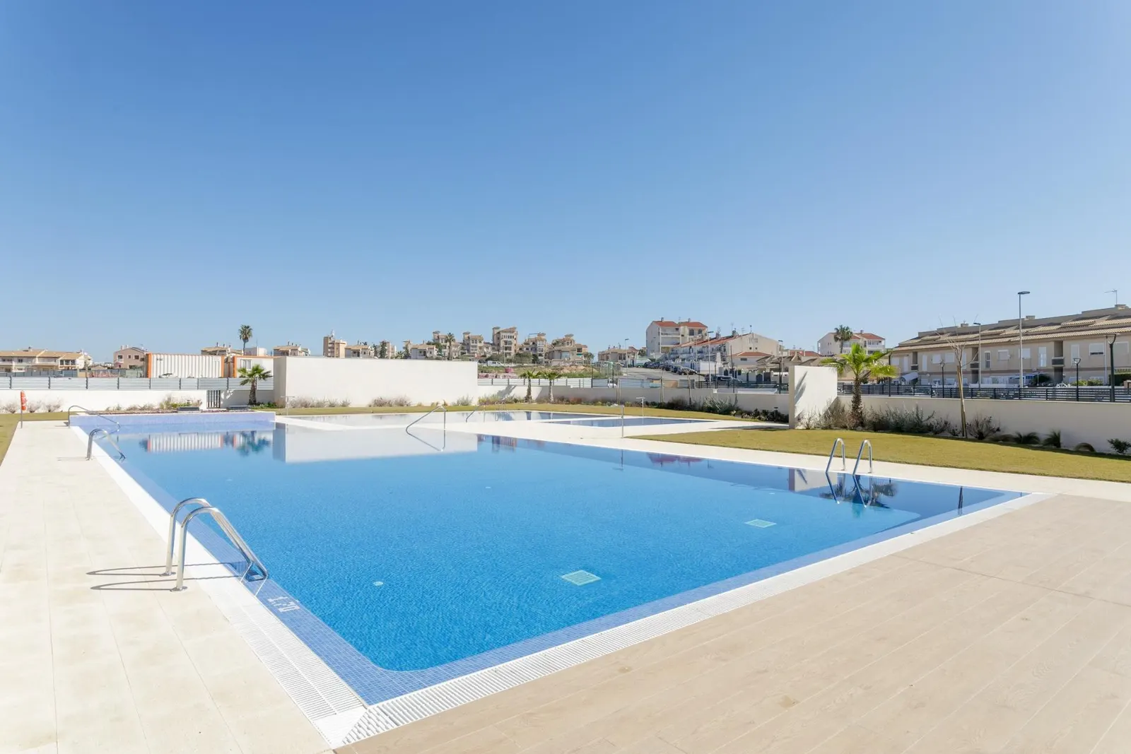 NEW BUILD GATED URBANIZATION IN TORREVIEJA ONLY 700M FROM THE BEACH — 4