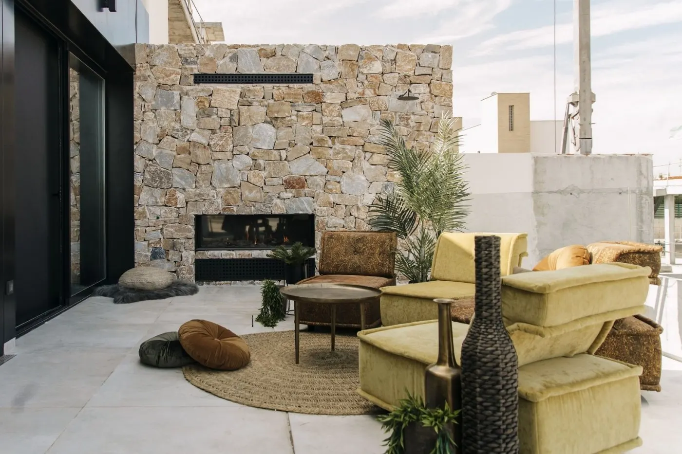 DESIGNER VILLA BY THE SEA — 4