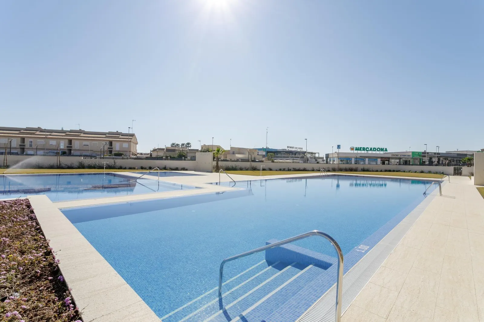 NEW BUILD GATED URBANIZATION IN TORREVIEJA ONLY 700M FROM THE BEACH — 4