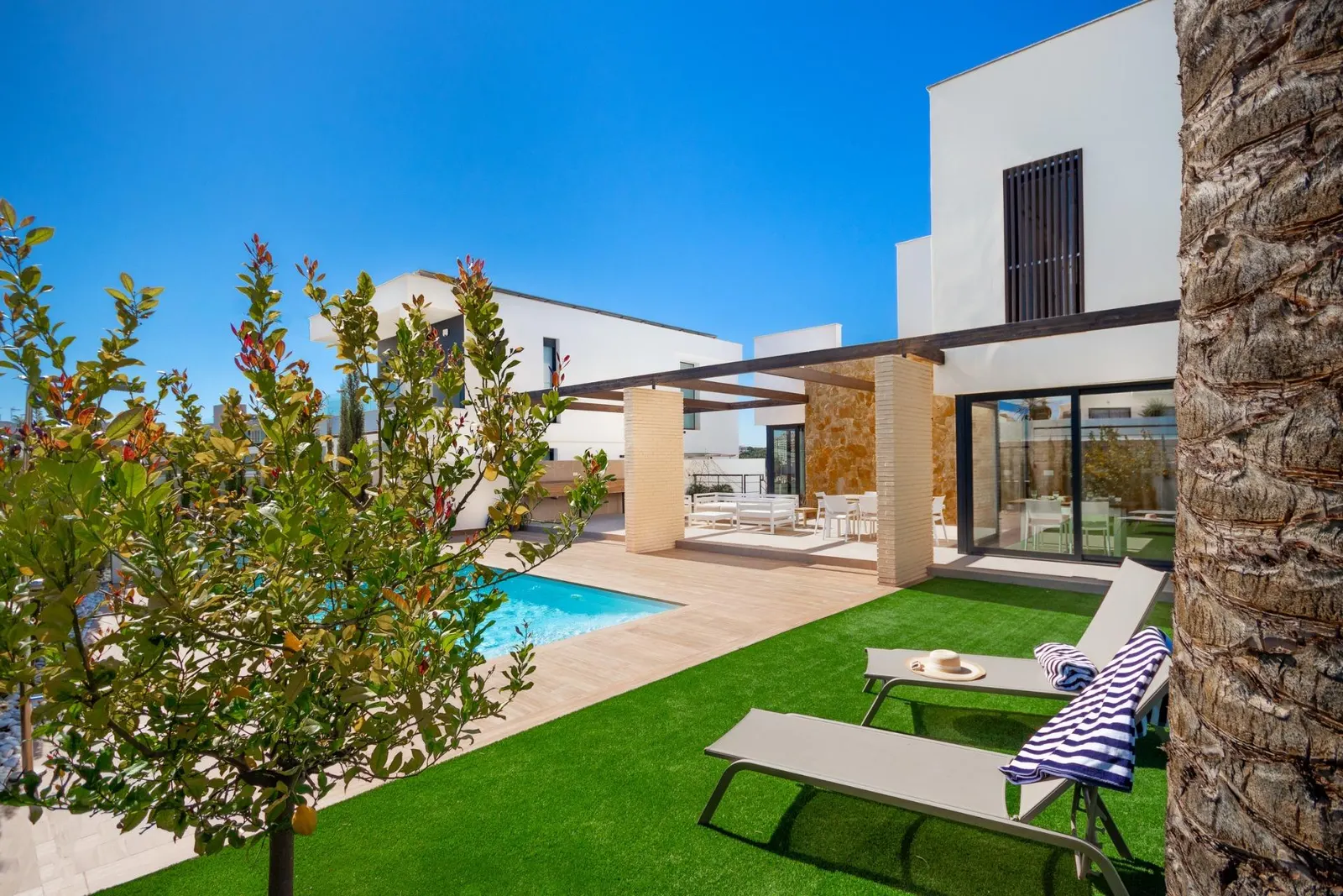 LUXURY VILLA ON THE BEACH — 2