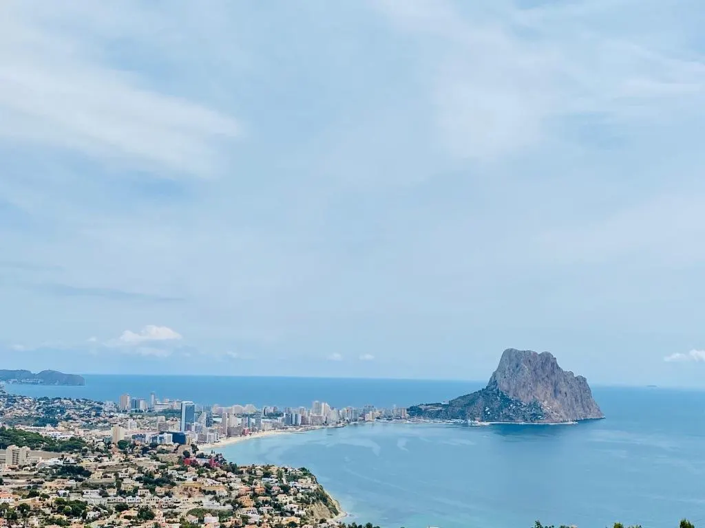 EXCLUSIVE VILLA WITH SPECTACULAR VIEWS — 1