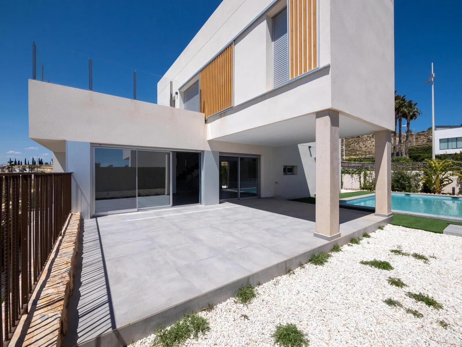 MODERN DESIGN VILLA WITH GOLF VIEWS — 1